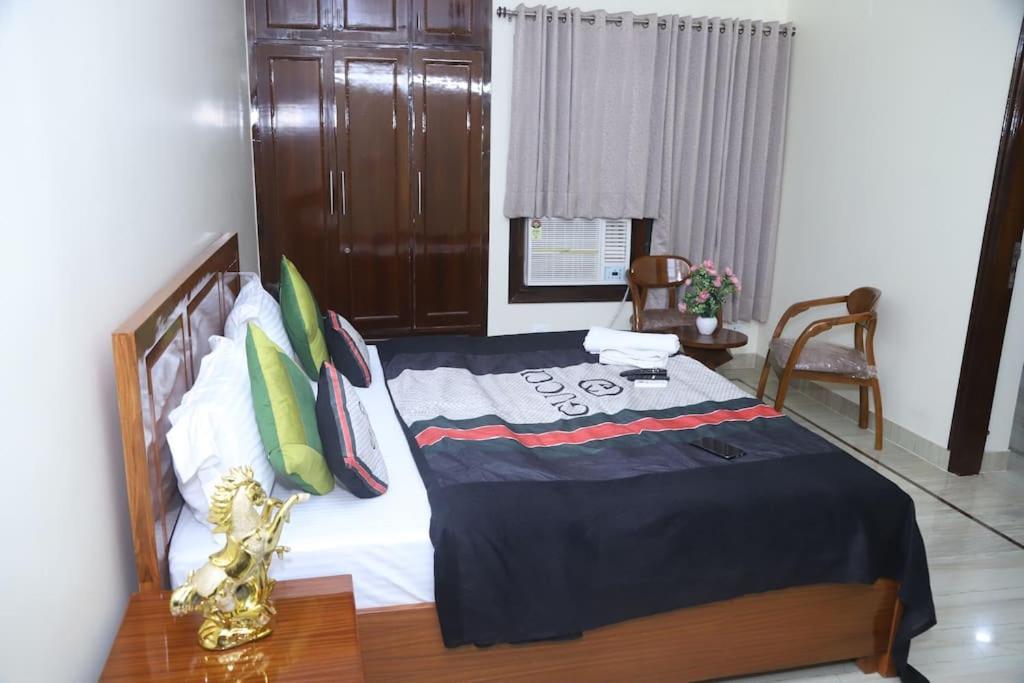 Divine India Service Apartment 3Bhk,B57 Sarita Vihar,Apollo New Delhi Exterior photo